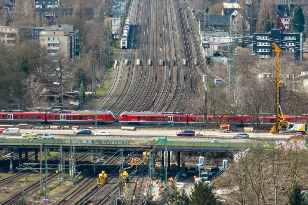 Die Bahngleise unter dem Autobahnkreuz Kaiserberg werden vom 9. Januar bis 6. Februar erneut für vier Wochen gesperrt. (Archivbild) - Foto: Christoph Reichwein/dpa