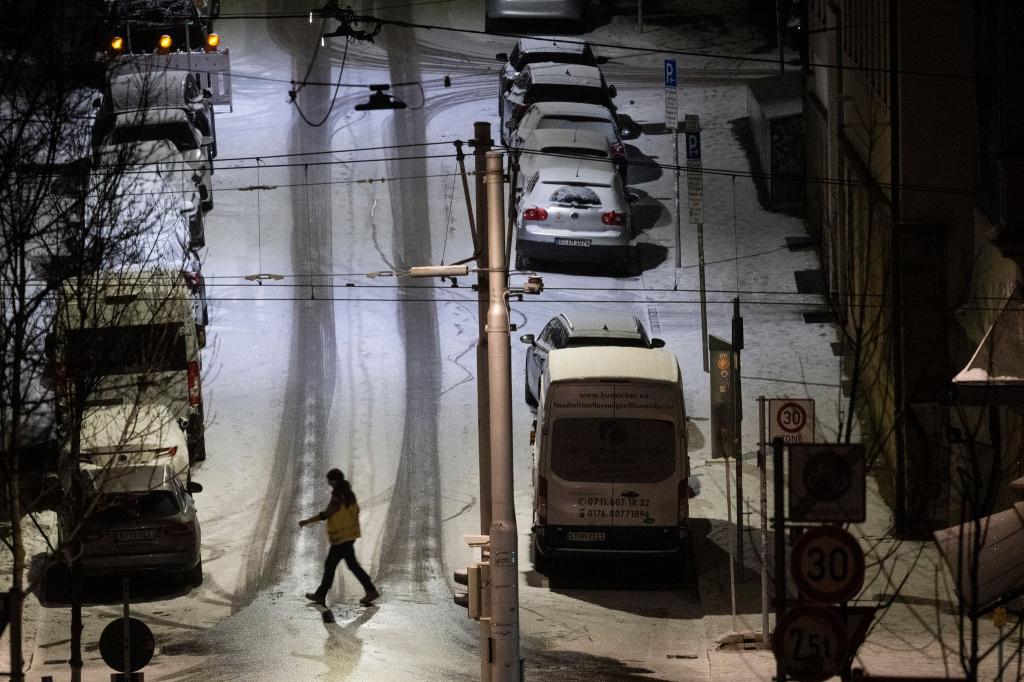 Auf vielen Straßen in Deutschland ist es weiterhin rutschig. - Foto: Marijan Murat/dpa