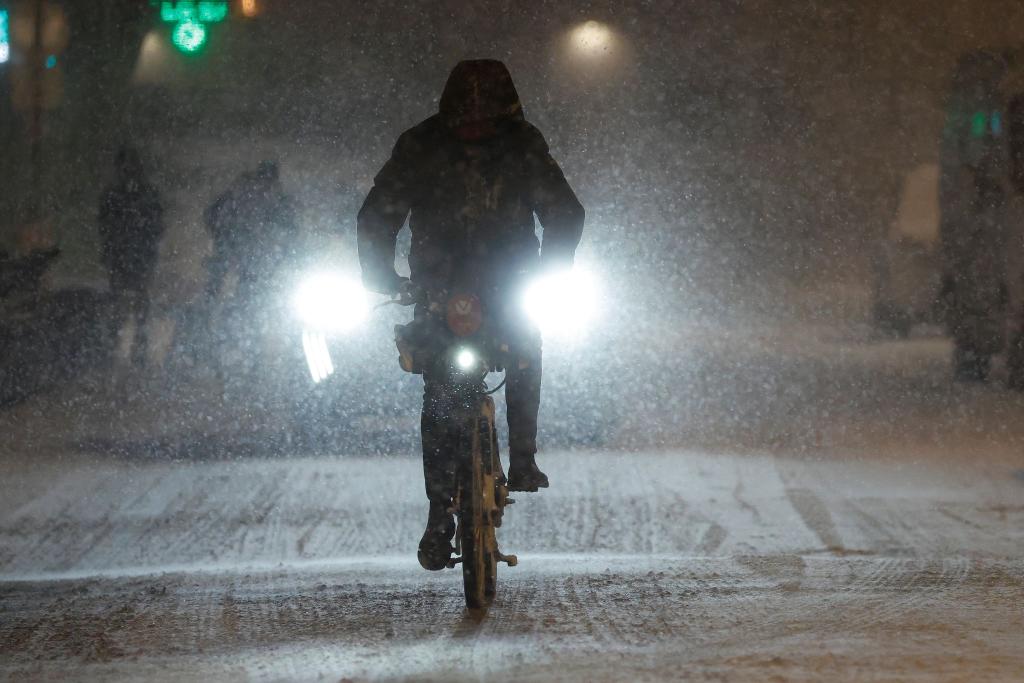 Auch in Lille fahren die Busse am Morgen nicht. - Foto: Jean-Francois Badias/AP/dpa
