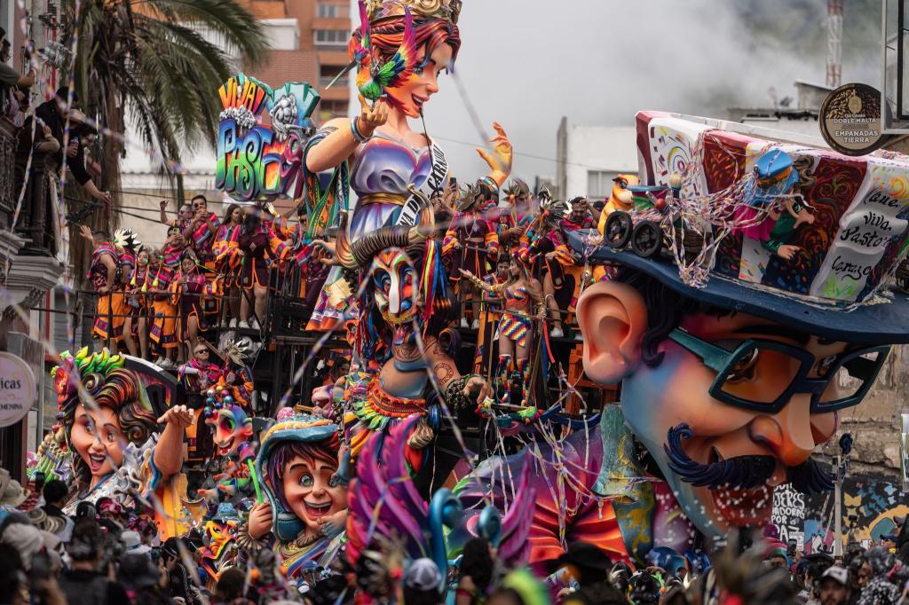 Farbenfrohe Wagen zogen durch die Stadt Pasto im Südwesten von Kolumbien. - Foto: Ivan Valencia/AP/dpa