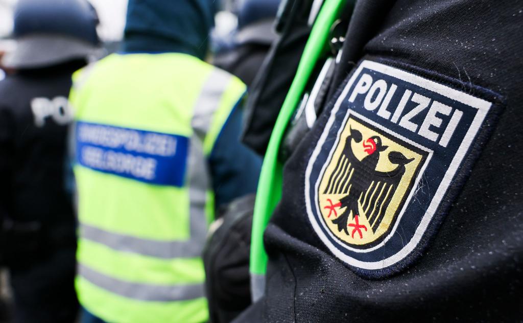 Bundespolizisten haben bei zwei Jugendlichen in Neumünster Waffen sichergestellt. (Symbolfoto) - Foto: Christian Charisius/dpa