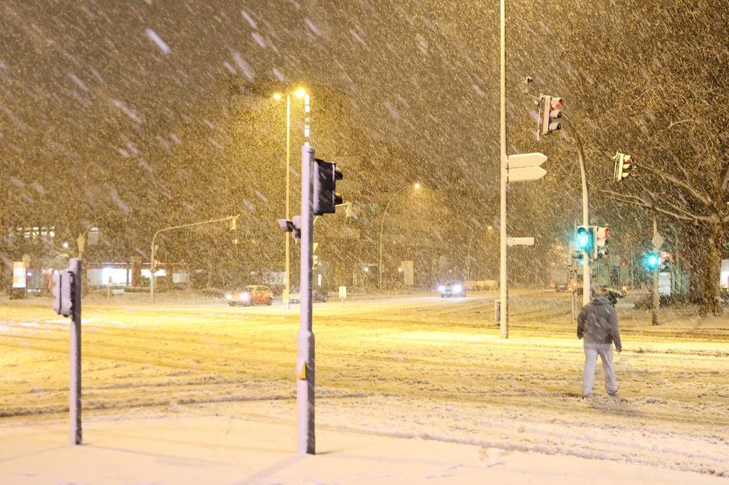 Ein Sturmtief bringt Schnee und Glatteis mit sich. - Foto: Bodo Marks/dpa