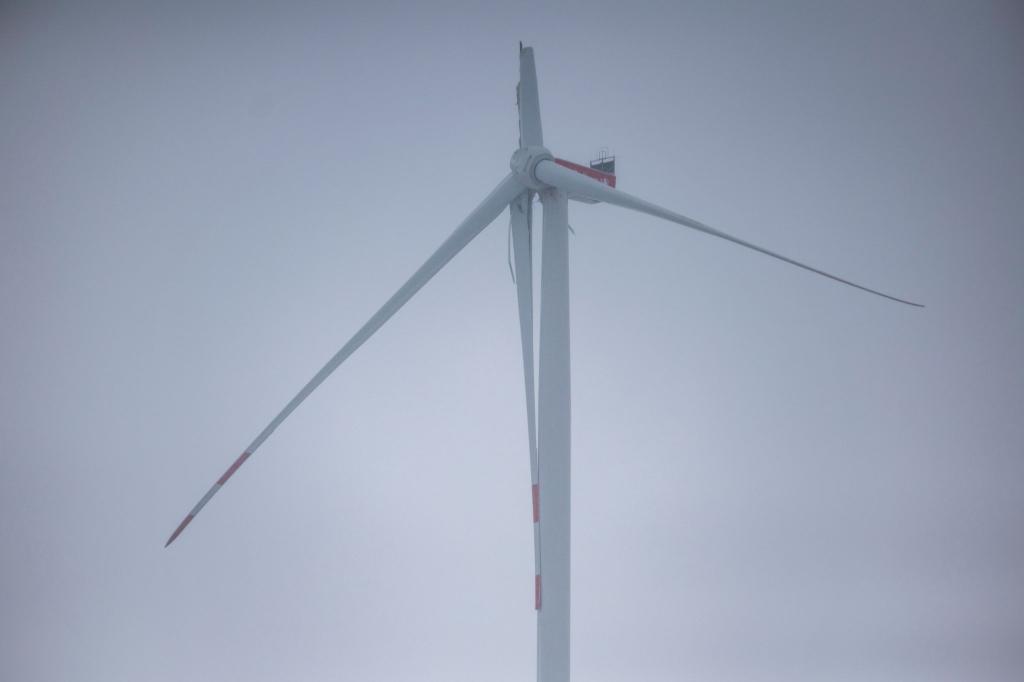 Der Flügel eines Windrads ist abgeknickt, weshalb eine angrenzende Autobahn gesperrt werden musste. - Foto: Thomas Banneyer/dpa