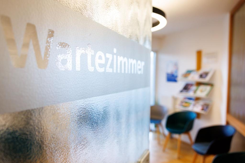 Wartezimmer werden laut Ärzteschaft immer wieder Schauplatz von Übergriffen. (Illustration) - Foto: Daniel Karmann/dpa