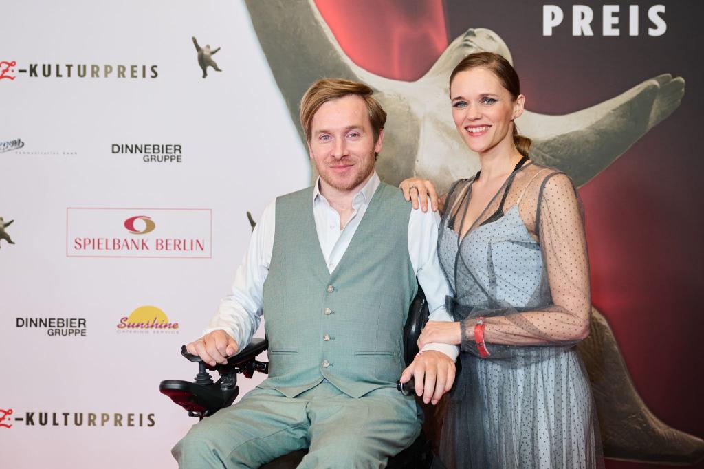 Mit ihrem Sohn Romeo Casper sind Samuel und Sarah Koch jetzt zu dritt. (Archivbild) - Foto: Annette Riedl/dpa