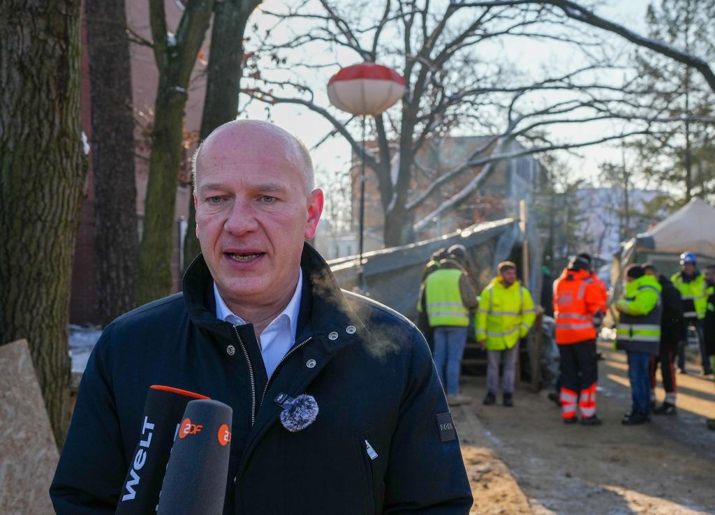 Berlins Regierender Bürgermeister Kai Wegner (CDU) zeigte sich nach dem Ende des Stromausfalls erleichtert, steht wegen seines Agierens in der Krise aber stark in der Kritik. - Foto: Soeren Stache/dpa