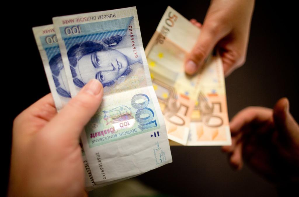 Zufallsfund oder aus Nostalgie über Jahre aufbewahrt: Jahr für Jahr tauschen Menschen Millionensummen alter D-Mark-Bestände bei der Bundesbank in Euro um. (Symbolbild) - Foto: Kay Nietfeld/dpa
