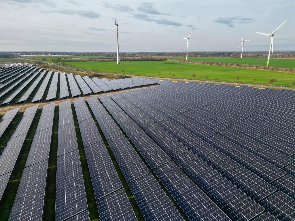 Windräder direkt neben Solaranlagen - es geht aufwärts bei der installierten Leistung der Erneuerbaren. (Archivbild) - Foto: Jan Woitas/dpa