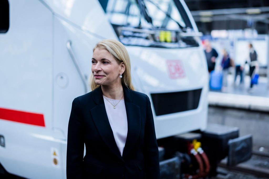 Evelyn Palla ist seit 100 Tagen an der Spitze der Deutschen Bahn. (Archivbild) - Foto: Christoph Soeder/dpa