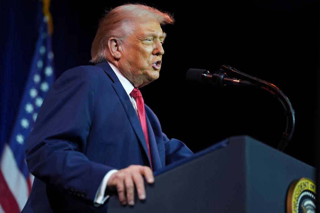 US-Präsident Donald Trump will US-Rüstungs- und Verteidigungsunternehmen erstmal keine Dividendenausschüttungen und Aktienrückkäufe erlauben. (Archivfoto) - Foto: Evan Vucci/AP/dpa