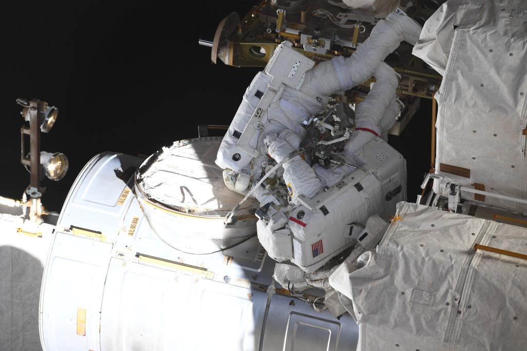 Matthias Maurer (oben), deutscher ESA-Astronaut, und Raja Chari, US-amerikanischer NASA-Astronaut, arbeiteten 2022 während eines Außeneinsatzes an der Raumstation ISS. (Symbolbild) - Foto: NASA/ESA/dpa