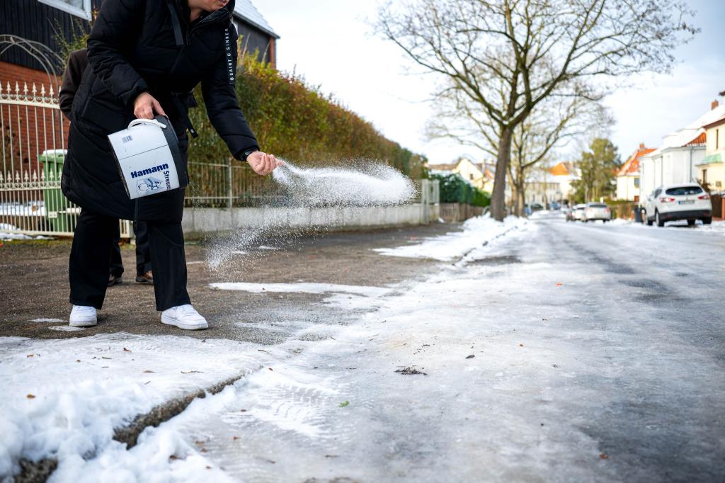 Wenn es glatt ist, hilft nur eins - streuen mit Taumitteln, entweder mit oder ohne Salz. - Foto: Sina Schuldt/dpa