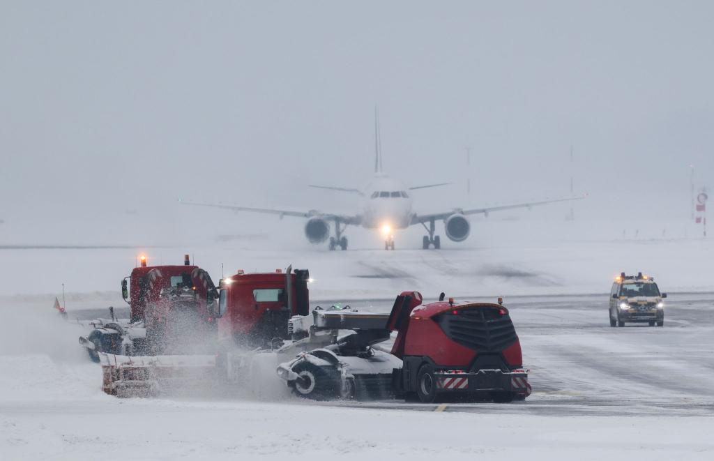 Winterdienst am Flughafen Hamburg - Foto: Christian Charisius/dpa