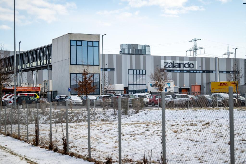 Zalando will in Erfurt den Stecker ziehen – Tausende Jobs wackeln, Politik und Beschäftigte fühlen sich überrumpelt. - Foto: Jacob Schröter/dpa