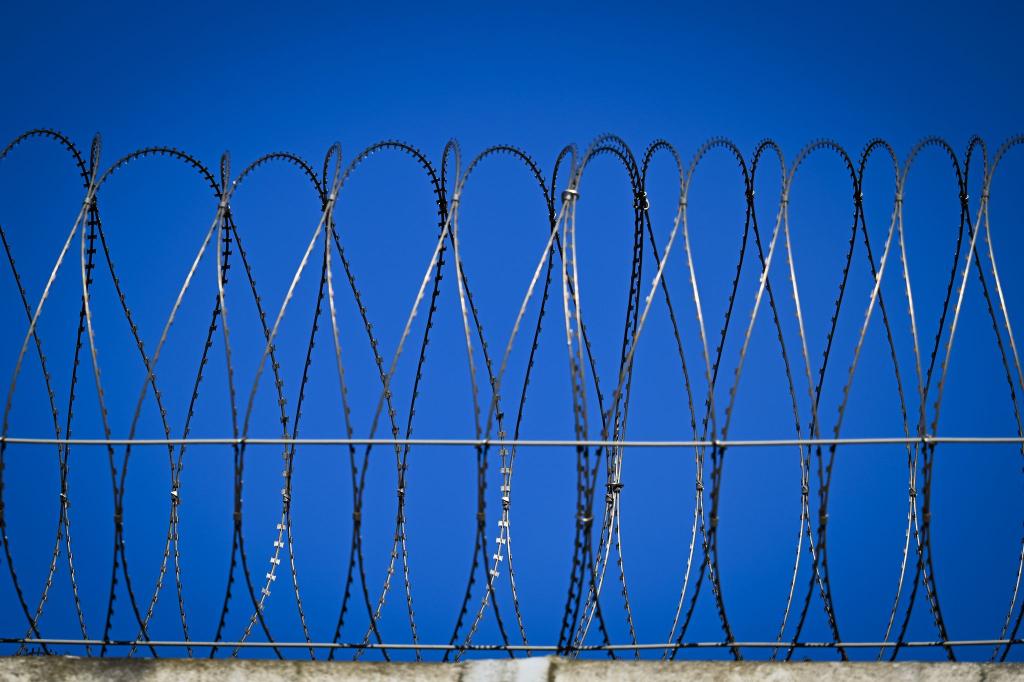 Der Digitalfunk von zahlreichen Haftanstalten lässt sich mit einem geringen technischen Aufwand auch aus der Ferne abhören. - Foto: Soeren Stache/dpa