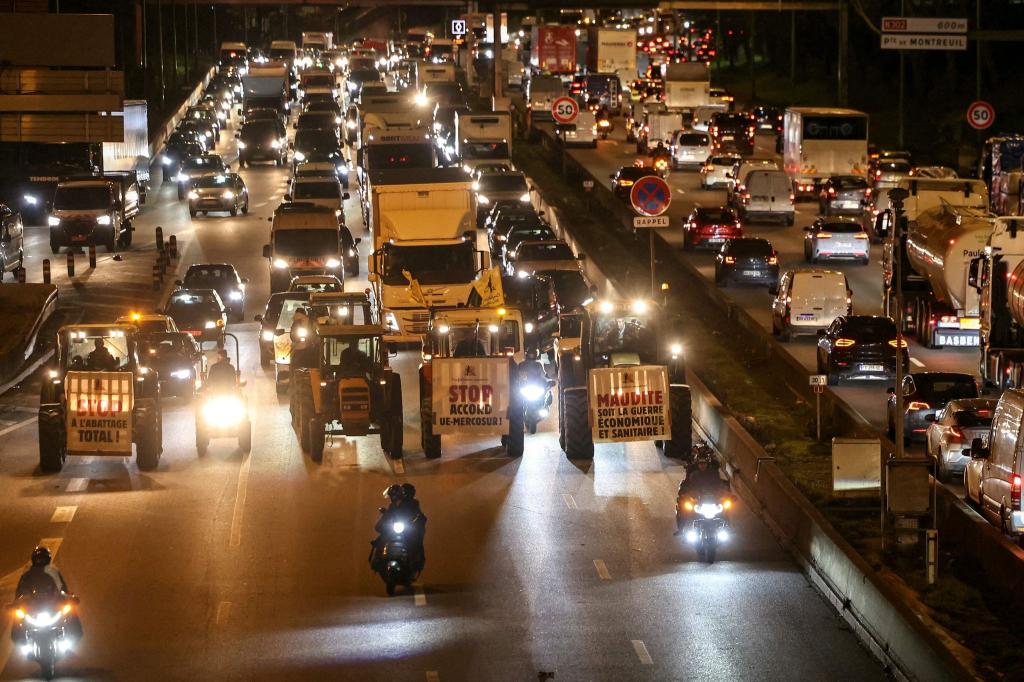 Traktoren sind auf der Pariser Ringstraße unterwegs. - Foto: Thomas Samson/AFP/dpa