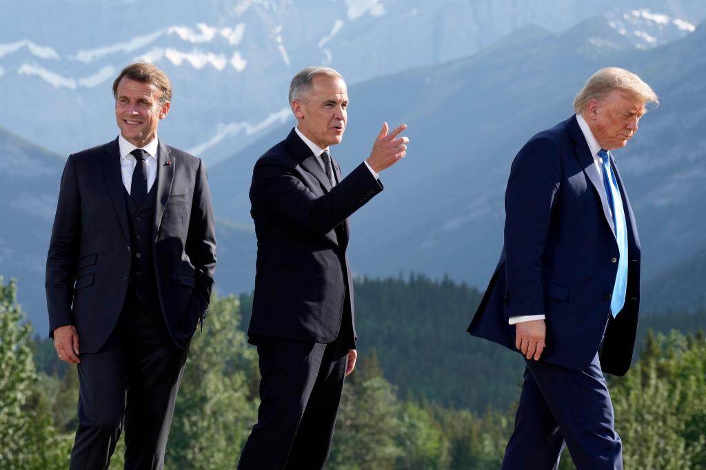 2025 war Kanadas Premierminister Mark Carney (Mitte) Gastgeber des G7-Gipfels, in diesem Jahr wird Frankreichs Präsident Emmanuel Macron (l) US-Präsident Donald Trump (r) und die anderen G7-Chefs empfangen. (Archivbild) - Foto: Darryl Dyck/The Canadian Press/AP/dpa