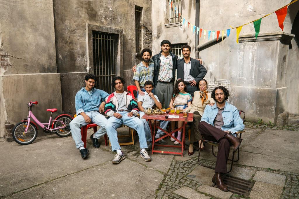 Die Serie «4 Blocks» bekommt eine Vorgeschichte, die in den 1990ern spielen soll. (Handout) - Foto: Julia Terjung/HBO Max/dpa