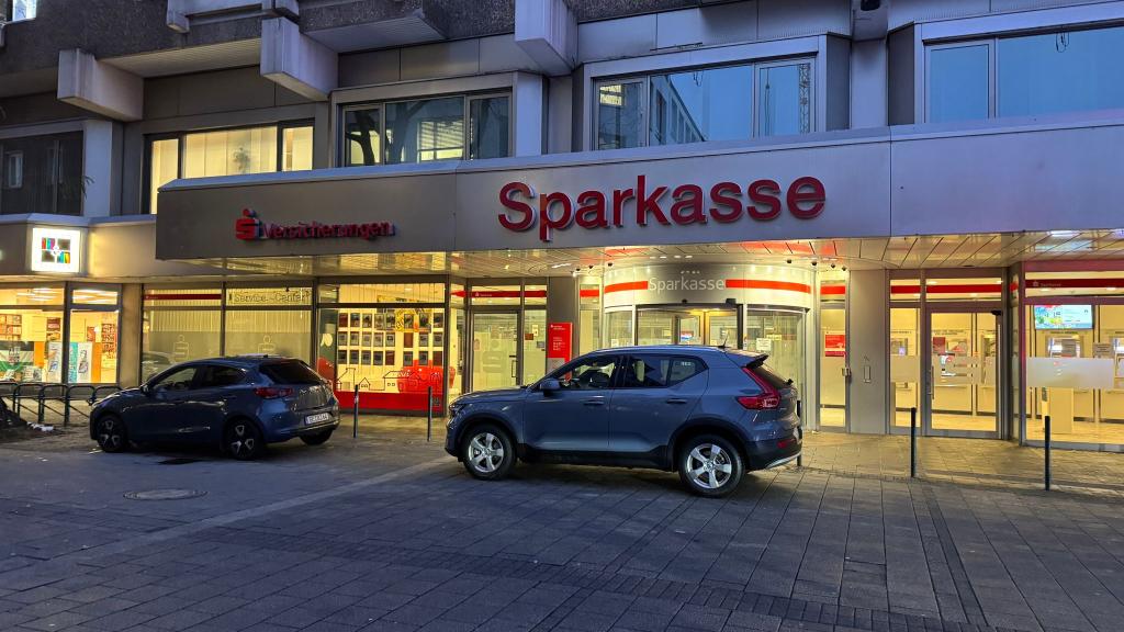 Die Sparkasse bleibt bis auf den SB-Raum mit den Automaten noch für Wochen zu - im Tresorraum wird fieberhaft gearbeitet. - Foto: Michael Weber/WtV News/dpa
