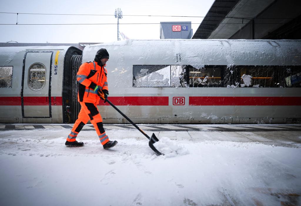 Die Deutsche Bahn will am Samstag den Fernverkehr in Norddeutschland wieder aufnehmen. - Foto: Christian Charisius/dpa