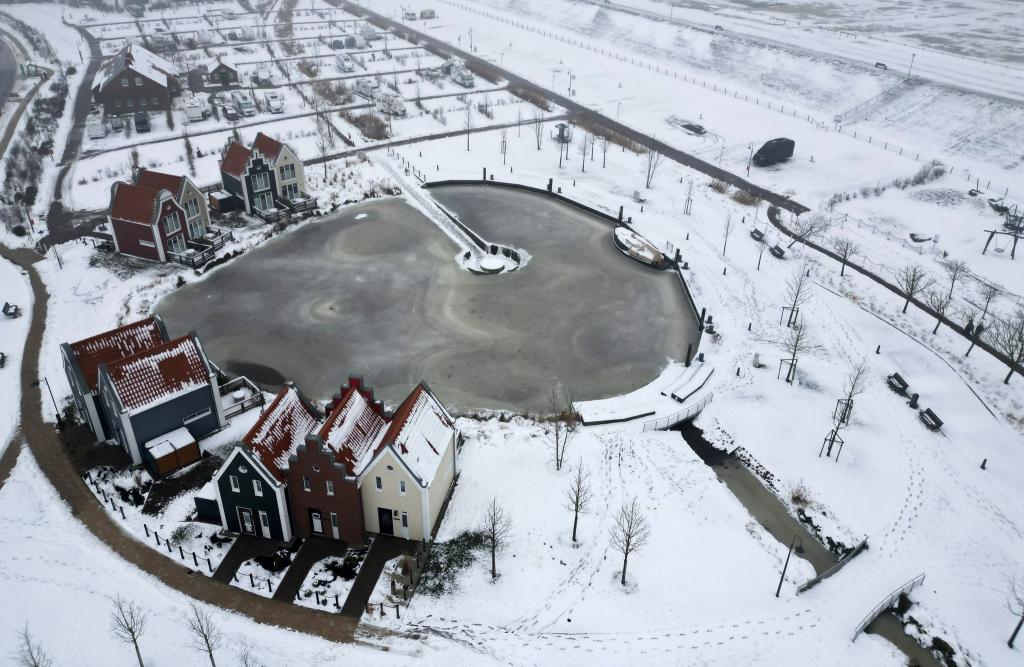 Viele Landschaften sind seit Tagen verschneit - auch in Regionen, in denen das mittlerweile eher selten vorkommt. - Foto: Lars Penning/dpa