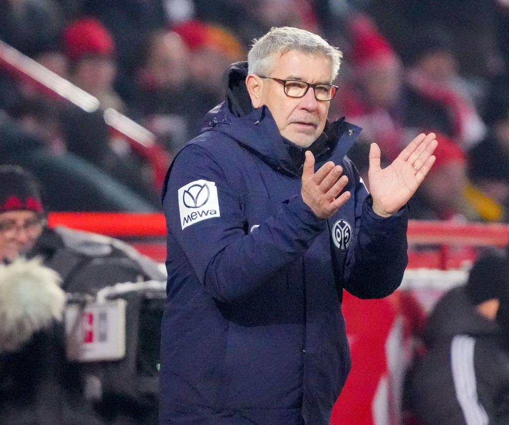Mainz-Trainer Urs Fischer klatscht in die Hände. - Foto: Soeren Stache/dpa