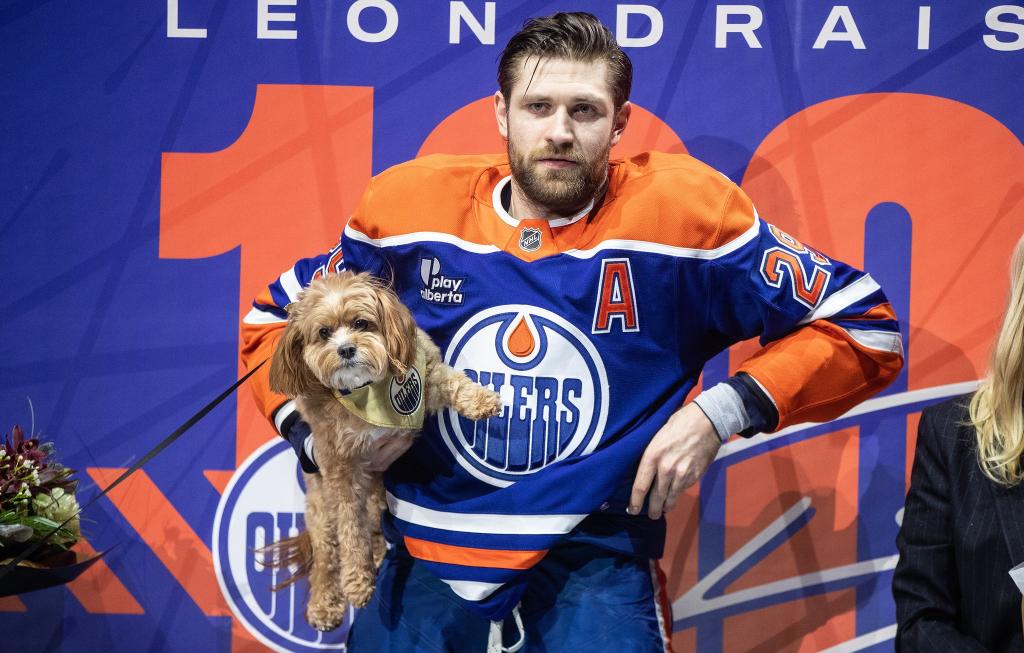 Leon Draisaitl mit seinem Hund Bowie. - Foto: JASON FRANSON/The Canadian Press/AP/dpa