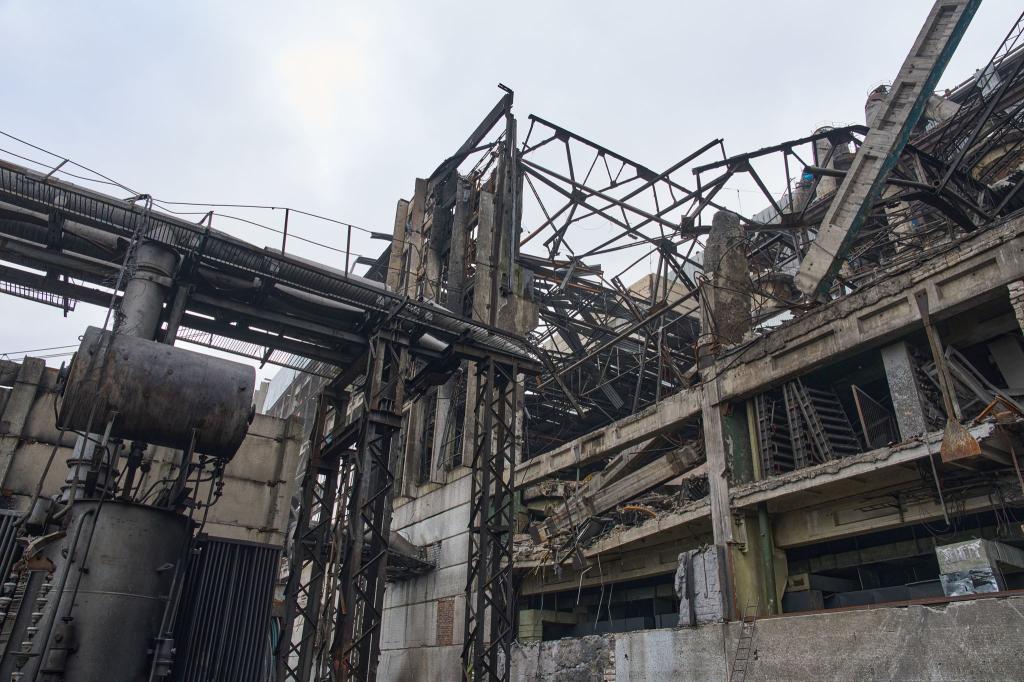 Immer wieder sind Kraftwerksanlagen in der Ukraine Ziel russischer Angriffe aus der Luft. (Archivbild) - Foto: Efrem Lukatsky/AP/dpa