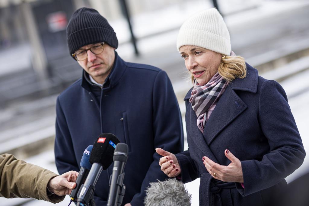 Die Lage auf den Schienen entspannt sich laut Evelyn Palla immer weiter. - Foto: Moritz Frankenberg/dpa