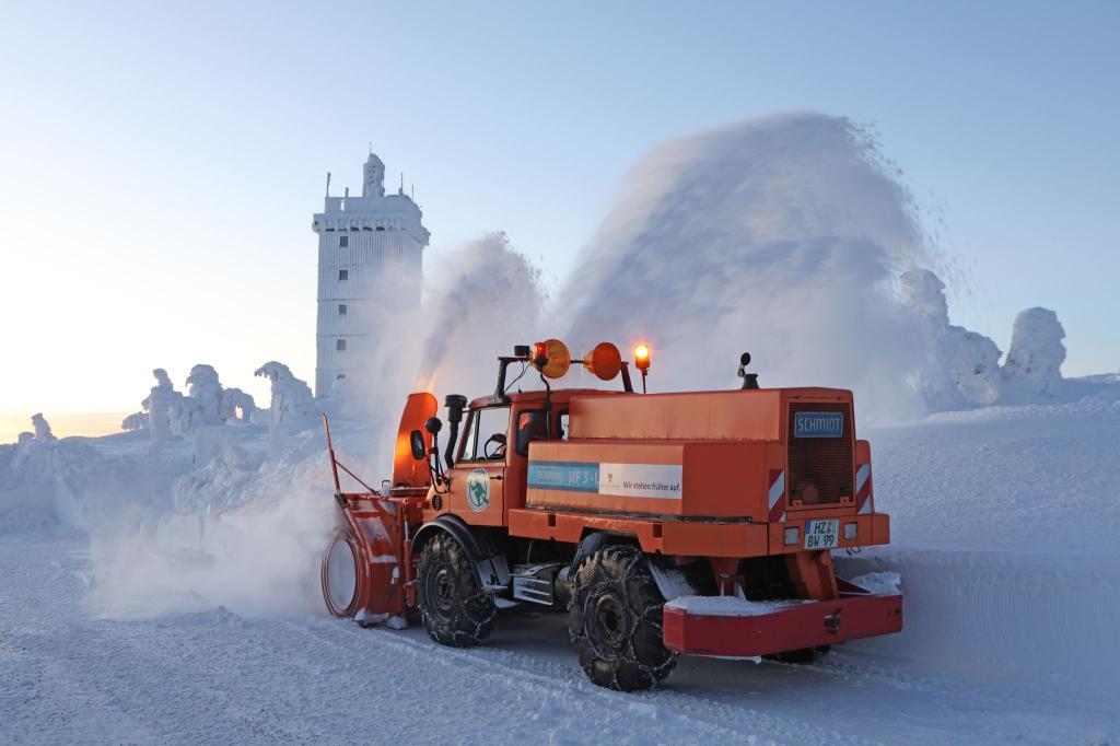 Schneefräse im Einsatz: Zweistellige Minusgrade auf dem Brocken - Foto: Matthias Bein/dpa