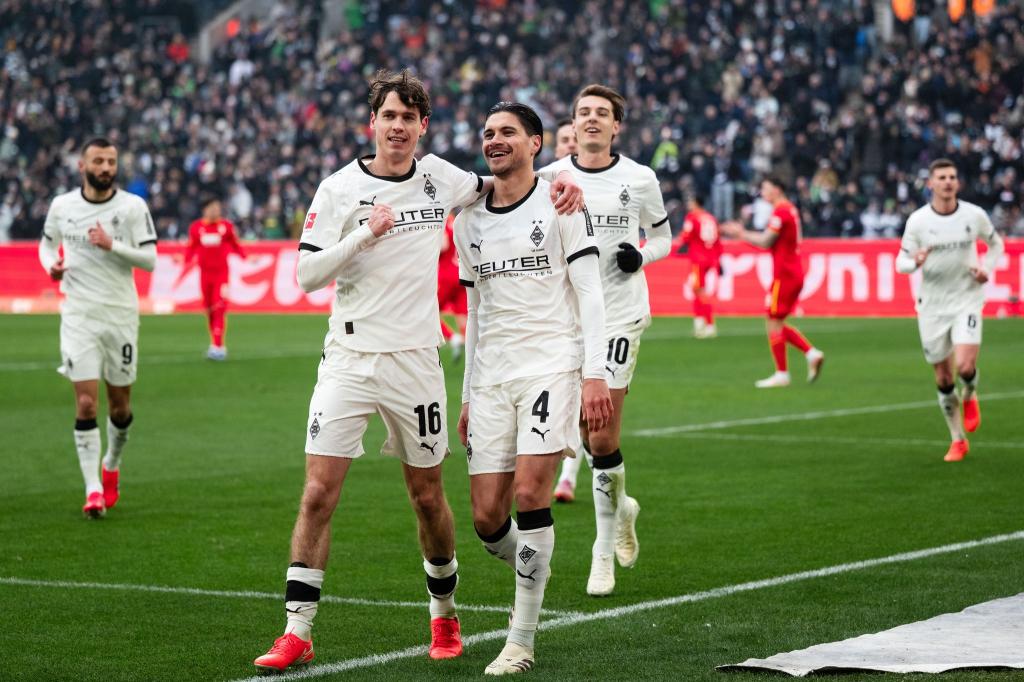 Sander und Diks freuen sich über die frühe Führung. - Foto: Marius Becker/dpa