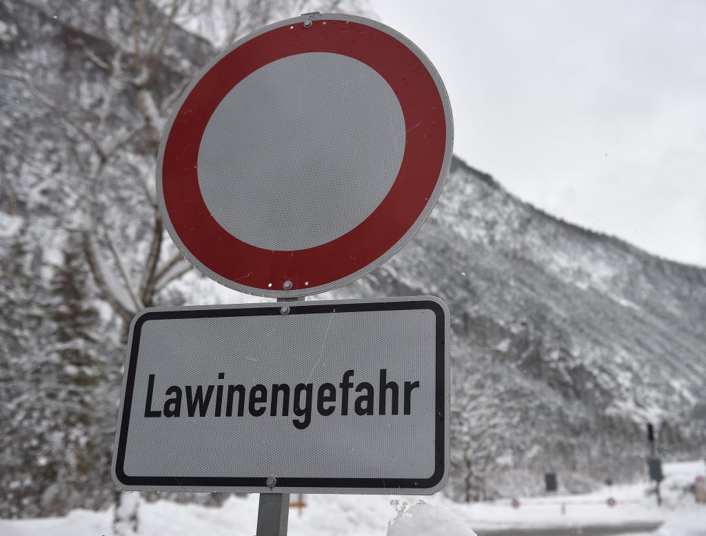 Selbst vergleichsweise geringe Schneemengen stellen eine Lawinengefahr dar. (Symbolbild) - Foto: Angelika Warmuth/dpa