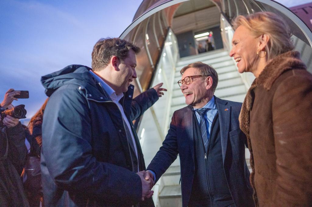 Außenminister Wadephul wurde unten am Flugzeug neben der isländischen Außenministerin Gunnarsdóttir auch von Vizekanzler Lars Klingbeil begrüßt. - Foto: Michael Kappeler/dpa