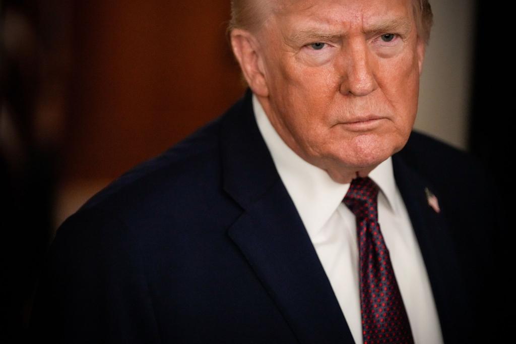 Hält an seinem Gebietsanspruch auf Grönland fest - US-Präsident Donald Trump. - Foto: Julia Demaree Nikhinson/AP/dpa