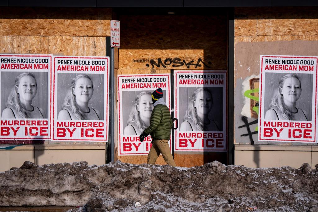 Eine Person geht in Minneapolis an einem Schild für Renee Good vorbei, die Anfang der Woche von einem ICE-Beamten tödlich erschossen wurde. - Foto: Christopher Katsarov/The Canadian Press/AP/dpa