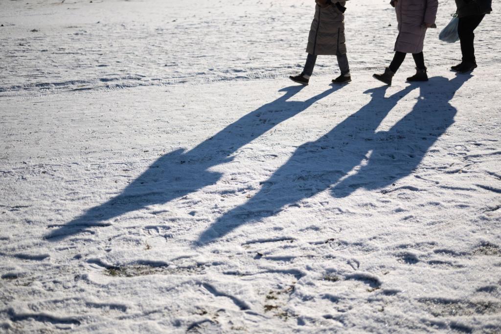 In diesen Tagen keine Seltenheit: klamme Zehen und Finger. - Foto: Marijan Murat/dpa