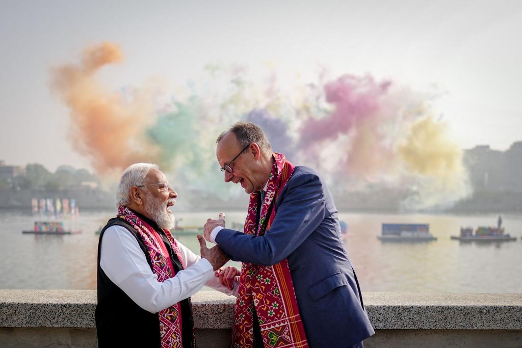 Narendra Modi, Premierminister von Indien, und Bundeskanzler Friedrich Merz (r, CDU) stehen am Rande eines Drachenfestivals vor einem Feuerwerk am Ufer des Sabarmati in Ahmedabad. - Foto: Kay Nietfeld/dpa