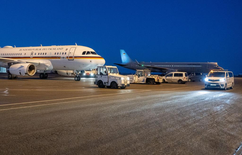 Beide Maschinen hatten den gleichen Weg. - Foto: Michael Kappeler/dpa