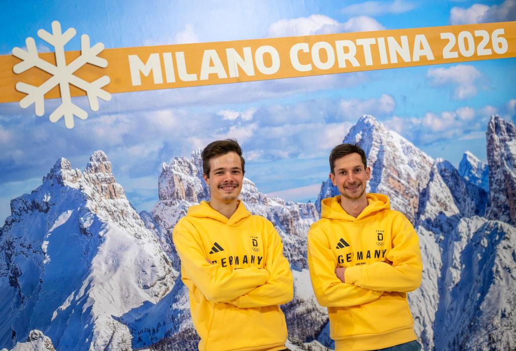 Philipp Raimund (l) und Felix Hoffmann (r) bei der Olympia-Einkleidung. - Foto: Peter Kneffel/dpa
