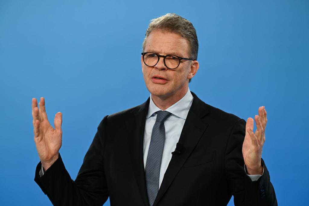 Deutsche-Bank-Chef Sewing richtet einen dringenden Appell an Politik und Beschäftigte. (Archivbild) - Foto: Arne Dedert/dpa