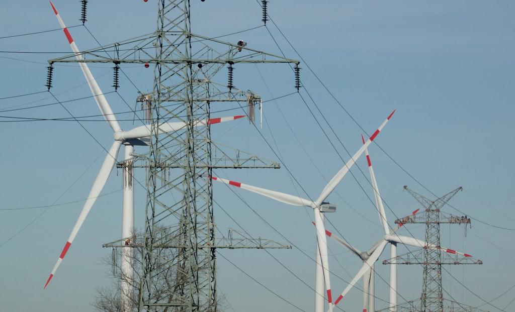 Windkraftanlagen und Strommasten - beides steht für den Ausbau erneuerbare Energie. (Symbolbild) - Foto: Carsten Rehder/dpa