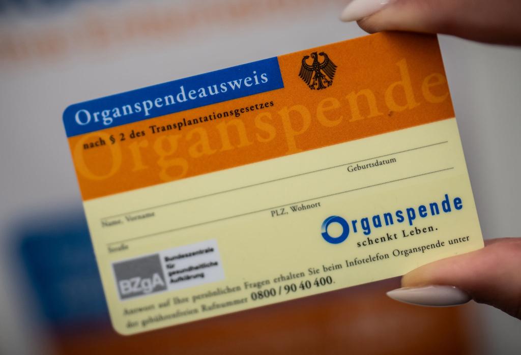 Ein Organspende-Ausweis dokumentiert die Entscheidung. (Archivbild) - Foto: Michael Kappeler/dpa
