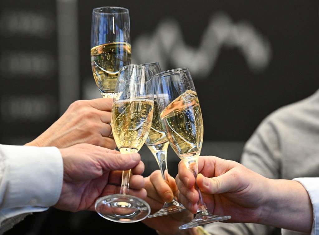 Jeder Fünfte in Deutschland investiert an der Börse. (Archivbild) - Foto: Arne Dedert/dpa