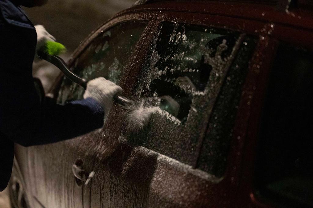 In Sachsen waren die Autos am Dienstag vereist. - Foto: Daniel Wagner/dpa