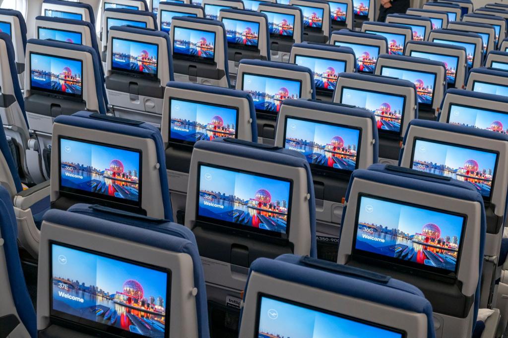 Die neue Lufthansa-Kabine wird bald mit Starlink-Internet ausgerüstet. - Foto: Peter Kneffel/dpa