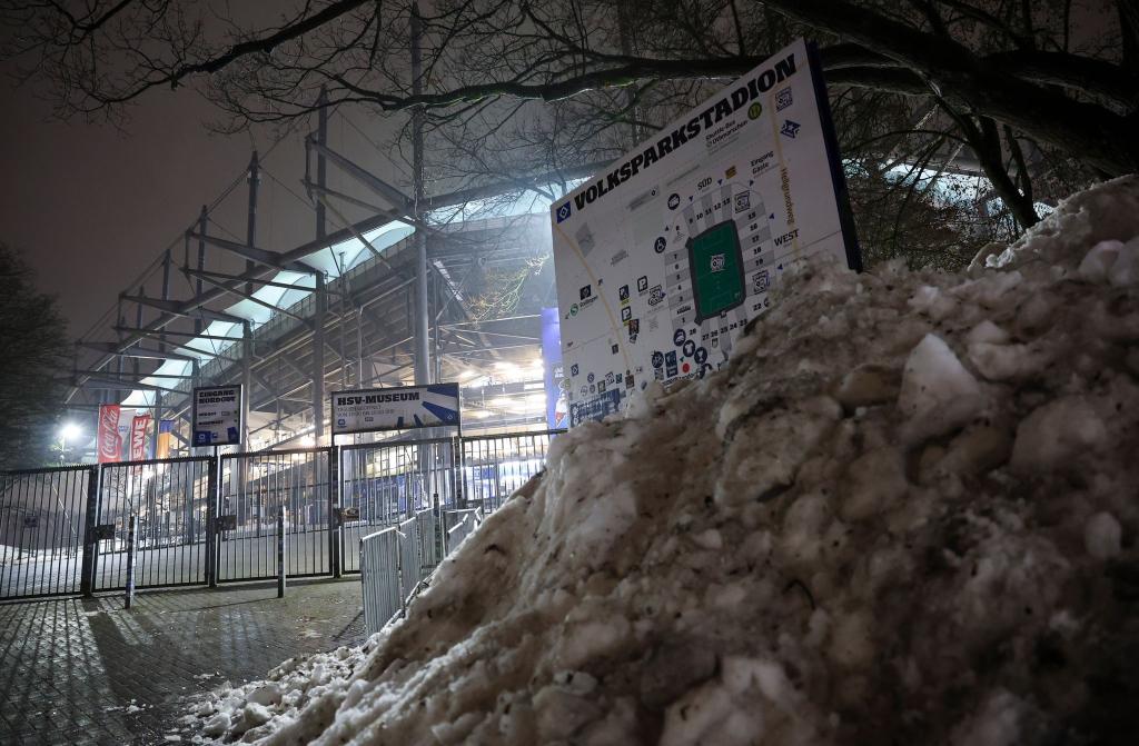 Die Bundesliga-Partie zwischen dem Hamburger SV und Bayer Leverkusen im Volksparkstadion ist wegen der Folgen des Winterwetters kurzfristig abgesagt worden. - Foto: Christian Charisius/dpa