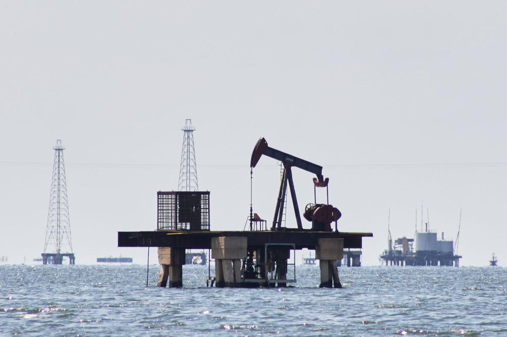 Die Förderung von Öl und Gas heizt das Klima weiter an – und ist dennoch weiter stark verbreitet oder wird wie von US-Präsident Donald Trump sogar noch vorangetrieben. - Foto: Edgar Frias/AP/dpa