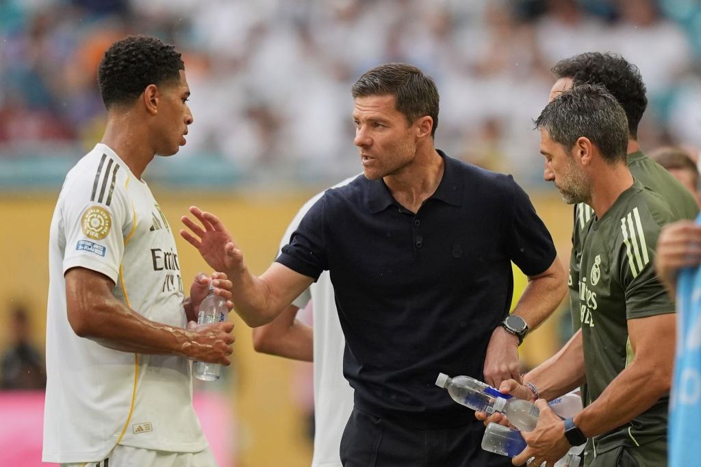 Bellingham (l) wehrt sich nach Kritik rund um das Aus von Ex-Coach Alonso (M). (Archivbild) - Foto: Rebecca Blackwell/AP/dpa