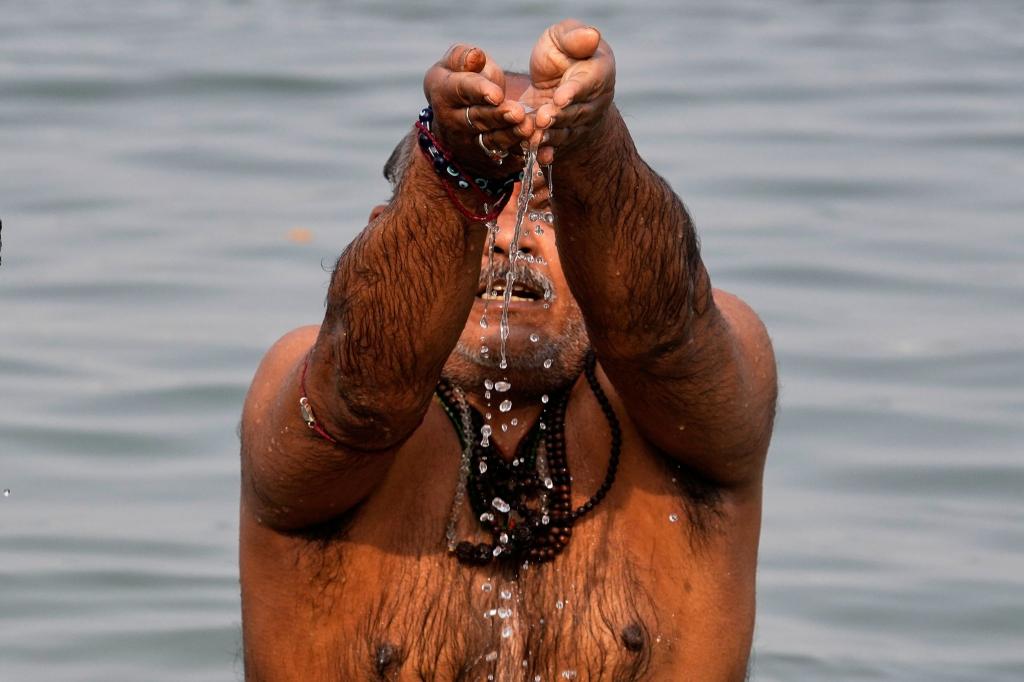 Ein Hindu-Pilger verehrt den Sonnengott während eines rituellen Bades im Hooghly-Fluss anlässlich des Makar Sankranti-Festes in Kolkata. - Foto: Bikas Das/AP/dpa