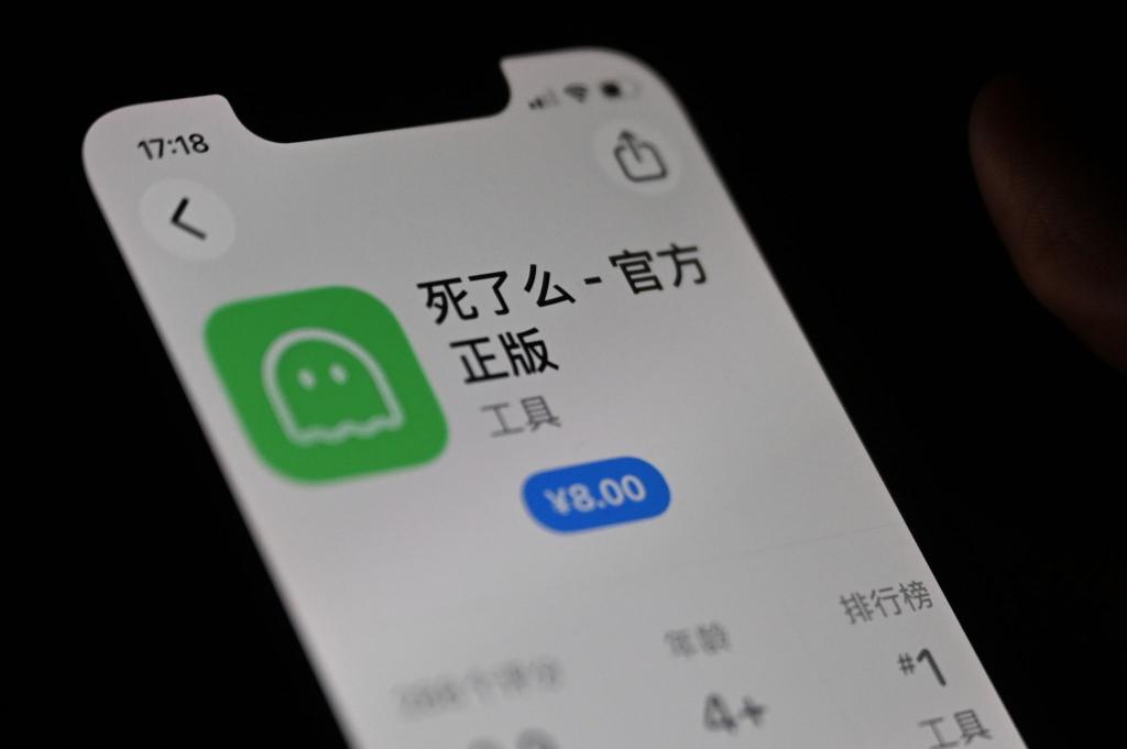 Im China meldet eine App täglich per Knopfdruck, ob Nutzer noch leben. - Foto: Johannes Neudecker/dpa